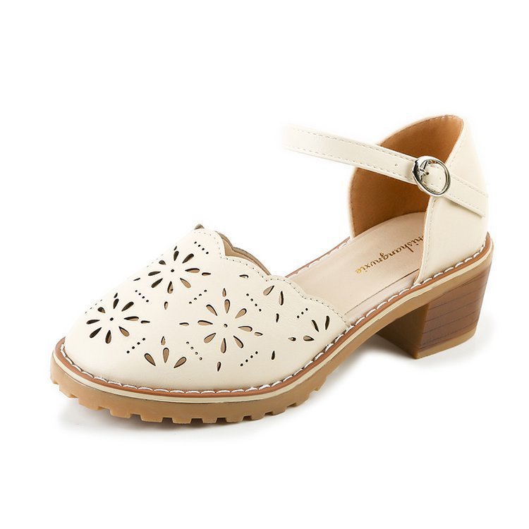 Ausgeschnittene römische Sandalen mit dicken Absätzen