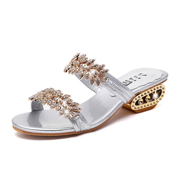 Rutschfeste Sandalen mit mittelhohem Absatz und Strasssteinen