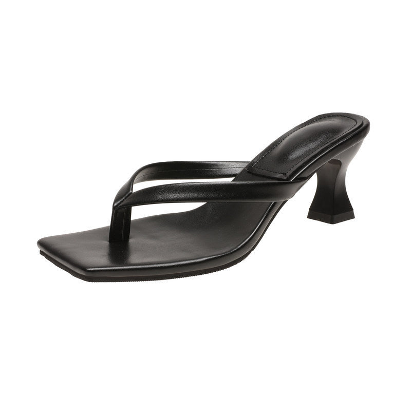 Quadratischköpfiges Kätzchen und Flip-Flops, Strandsandalen und Hausschuhe mit dicken Absätzen
