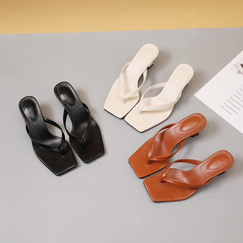 Quadratischköpfiges Kätzchen und Flip-Flops, Strandsandalen und Hausschuhe mit dicken Absätzen