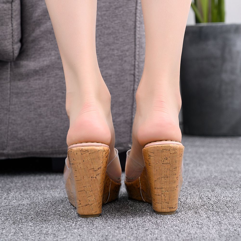 Keilabsatzsandalen in transparentem Nude-Ton