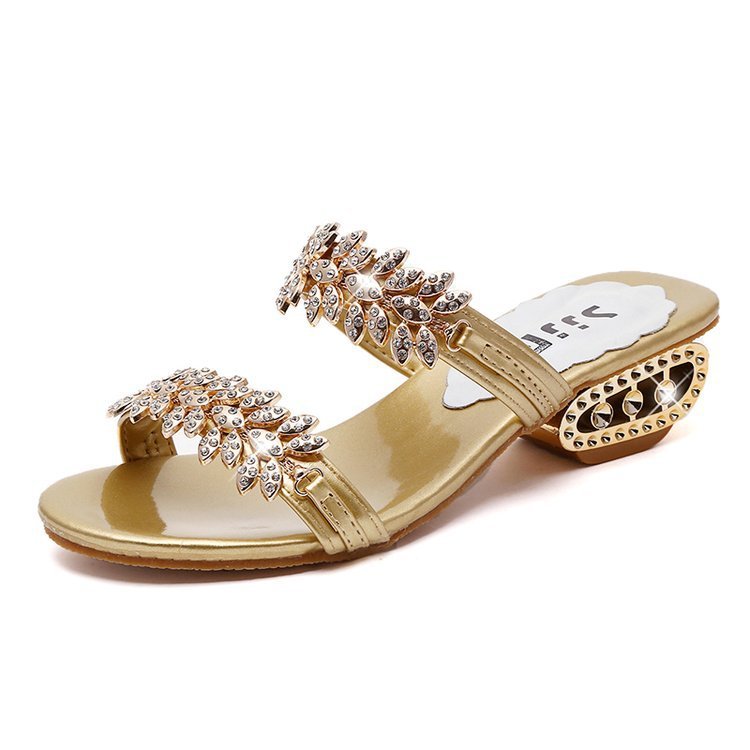 Rutschfeste Sandalen mit mittelhohem Absatz und Strasssteinen