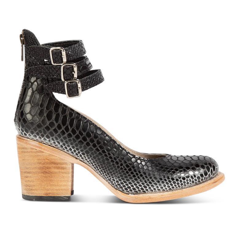Lederschuh mit Absatz und doppeltem Riemen