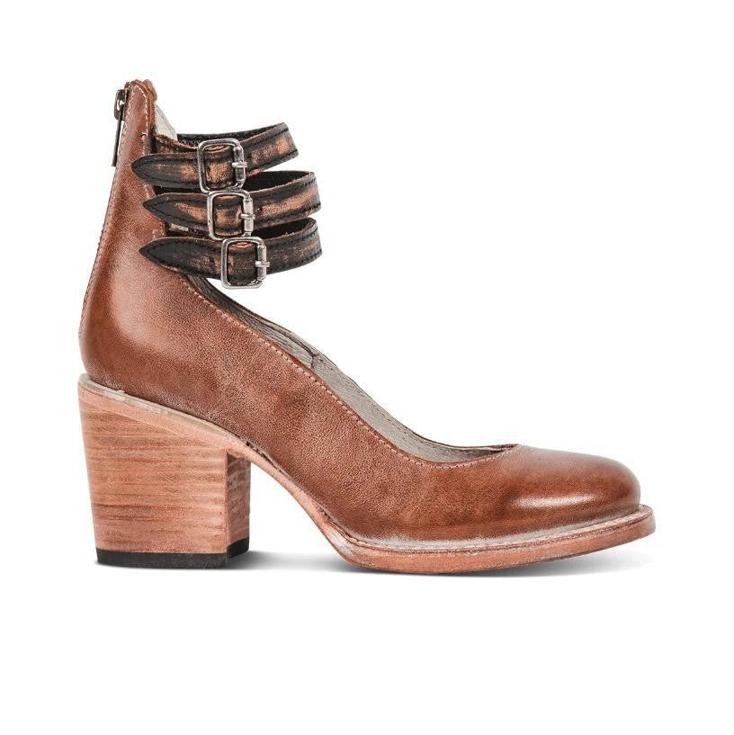 Lederschuh mit Absatz und doppeltem Riemen