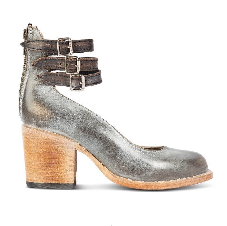 Lederschuh mit Absatz und doppeltem Riemen