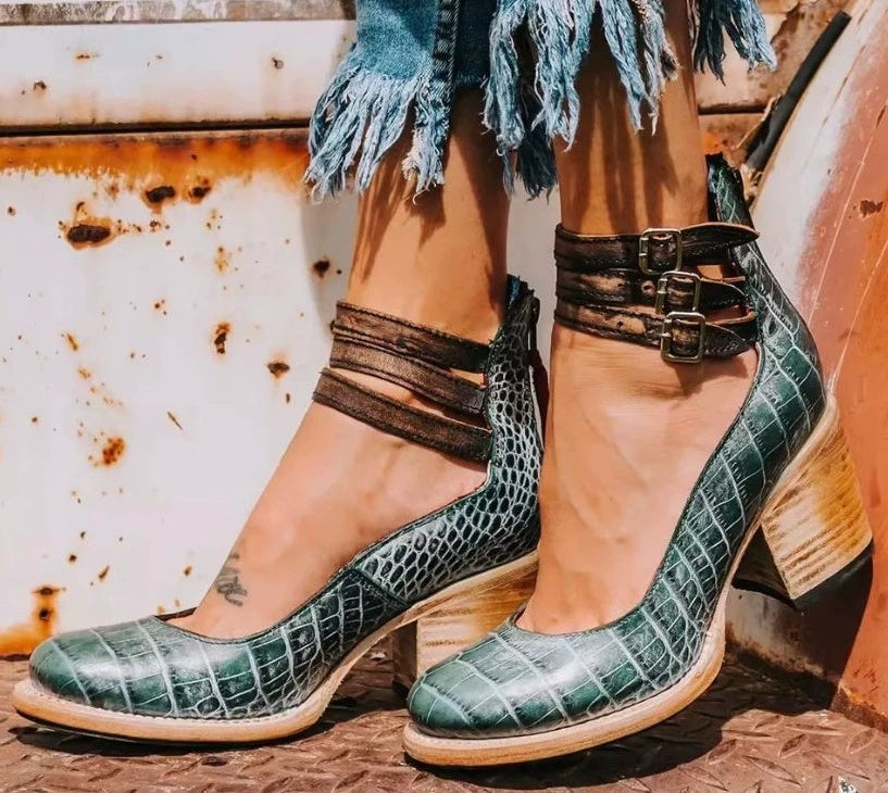 Lederschuh mit Absatz und doppeltem Riemen