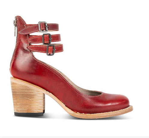 Lederschuh mit Absatz und doppeltem Riemen